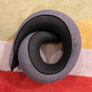 Flyhugz Gray and Black Travel Neck Pillow